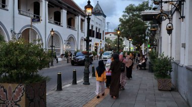 Semarang Eski Şehir Turizm Bölgesi 'nin atmosferi, loş ışık ve bulanık resimlerle 22 Ekim 2022 Semarang Endonezya