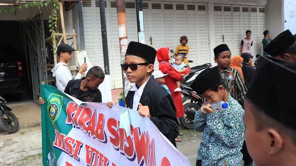 2022年10月14日ペカロンガンの通りのパレードでサントリの日を祝うインドネシア市民 — ストック写真