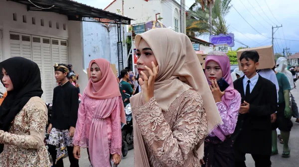 2022年10月14日 印度尼西亚公民在Pekalongan举行街头游行庆祝桑特里日 — 图库照片