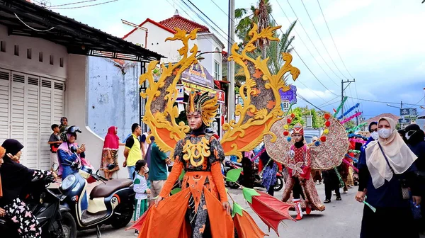 Residentes Vistiendo Trajes Únicos Desfile Calle Alegremente Pekalongan Octubre 2022 — Foto de Stock