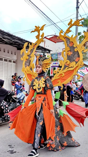 Residentes Vistiendo Trajes Únicos Desfile Calle Alegremente Pekalongan Octubre 2022 — Foto de Stock