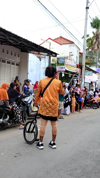 Residenti Che Indossano Costumi Unici Sfilano Strada Allegramente Pekalongan Ottobre — Foto Stock