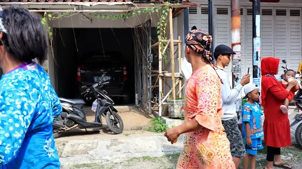 Residenti Che Indossano Costumi Unici Sfilano Strada Allegramente Pekalongan Ottobre — Foto Stock