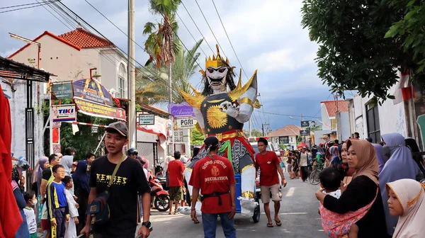 Warga Yang Mengenakan Kostum Dan Parade Yang Unik Jalan Dengan — Stok Foto