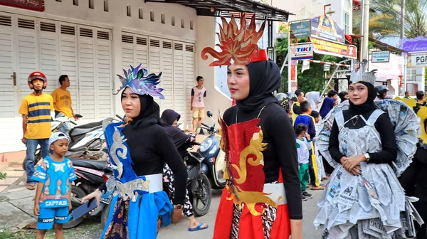Κάτοικοι Φορώντας Μοναδικά Κοστούμια Και Παρέλαση Στο Δρόμο Χαρούμενα Pekalongan — Φωτογραφία Αρχείου