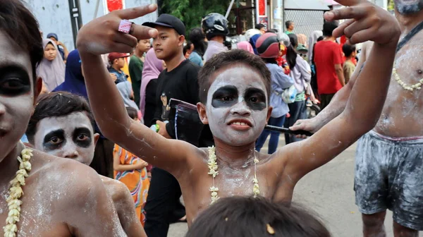 Desfile Personas Disfrazadas Fantasmas Durante Festival Callejero Pekalongan Octubre 2022 — Foto de Stock