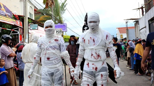 2022年10月14日 在Pekalongan举行的街头节期间 一群身穿鬼魂服装的人游行 — 图库照片