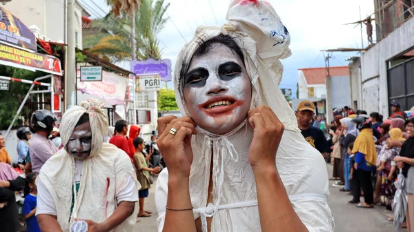 Desfile Pessoas Fantasmas Durante Festival Rua Pekalongan Outubro 2022 — Fotografia de Stock