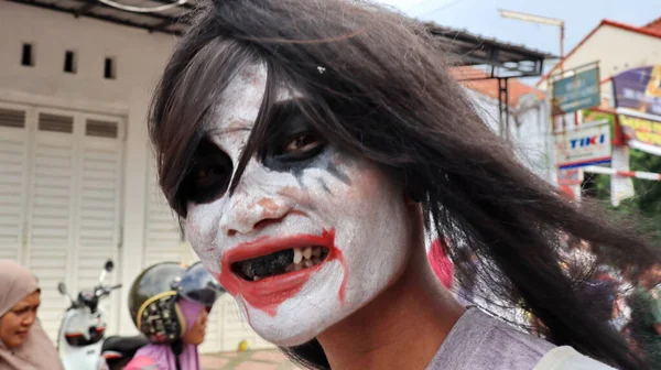 Parade Orang Orang Berkostum Hantu Selama Festival Jalanan Pekalongan Oktober — Stok Foto
