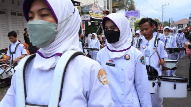 Yürüyüş bandosu 14 Ekim 2022 'de Pekalongan caddesindeki geçit töreninde canlı performans sergiliyor.