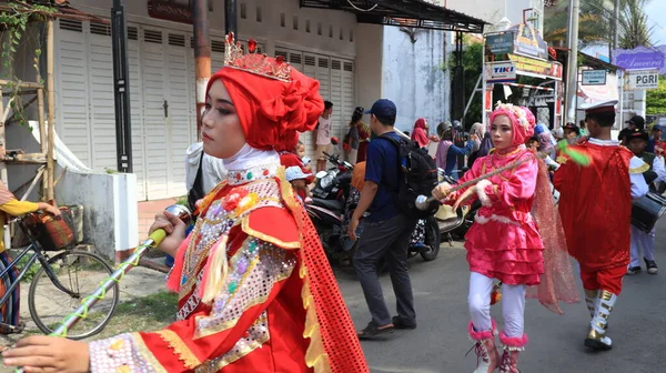 Παρέλαση Μπάντα Σχηματισμό Εκτελεί Ζωντανά Στην Παρέλαση Στο Δρόμο Pekalongan — Φωτογραφία Αρχείου
