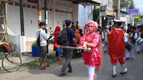 Une Fanfare Formation Produit Direct Lors Défilé Dans Rue Pekalongan — Photo