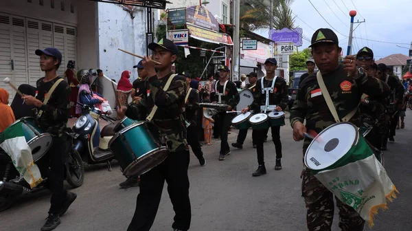 Παρέλαση Μπάντα Σχηματισμό Εκτελεί Ζωντανά Στην Παρέλαση Στο Δρόμο Pekalongan — Φωτογραφία Αρχείου