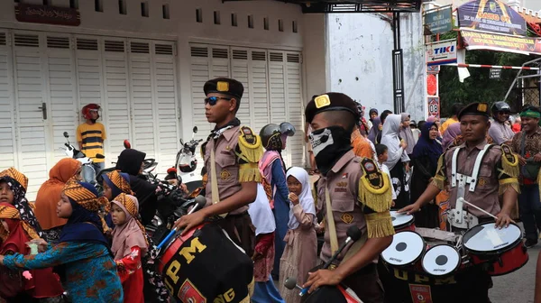 游行乐队在Pekalongan街头的游行中现场表演 2022年10月14日 — 图库照片