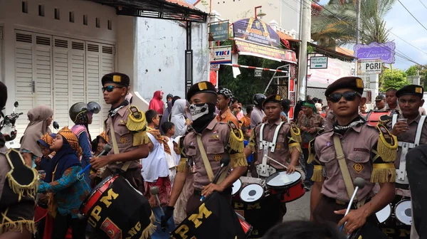 游行乐队在Pekalongan街头的游行中现场表演 2022年10月14日 — 图库照片