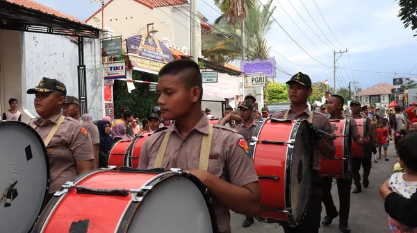 Yürüyüş bandosu 14 Ekim 2022 'de Pekalongan caddesindeki geçit töreninde canlı performans sergiliyor.