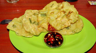 Tempe Mendoan, un hamuru ile kaplı, dilimlenmiş pırasa ve baharat karışımından yapılan geleneksel bir yemektir. Kızartma ile pişirildi