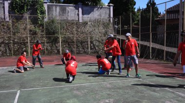Bir grup insan, 17 Aralık 2022 'de Semarang Endonezya' da takım çalışması yapmak için oyun oynuyor.