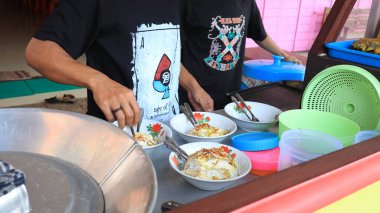 Bir soto lamongan satıcısı tezgahında bir menü hazırlıyor, Batang Endonezya 8 Ocak 2023