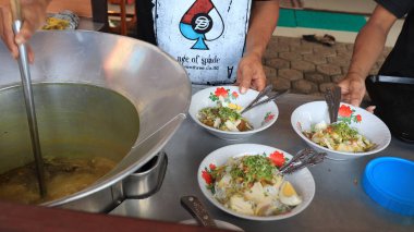 Bir soto lamongan satıcısı tezgahında bir menü hazırlıyor, Batang Endonezya 8 Ocak 2023