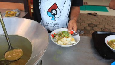 Bir soto lamongan satıcısı tezgahında bir menü hazırlıyor, Batang Endonezya 8 Ocak 2023