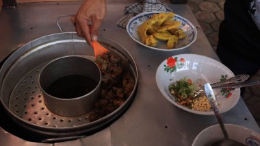 Bir soto lamongan satıcısı tezgahında bir menü hazırlıyor, Batang Endonezya 8 Ocak 2023
