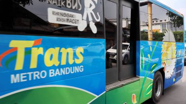 Yoldan geçen Trans Bandung otobüsü, Endonezya, 31 Ekim 2022