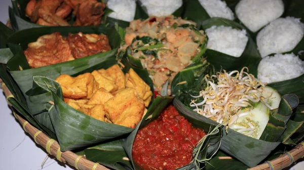 Индонезийская Еда День Благодарения Индонезиец Называет Nasi Berkat — стоковое фото
