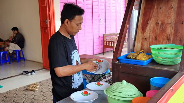 Vendedor Soto Lamongan Prepara Menu Sua Barraca Batang Indonesia Janeiro — Fotografia de Stock