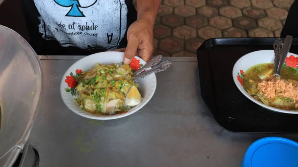 图为2023年1月8日 印尼巴塘的一家索托拉蒙干商贩在自己的摊位上准备了一份菜单 — 图库照片