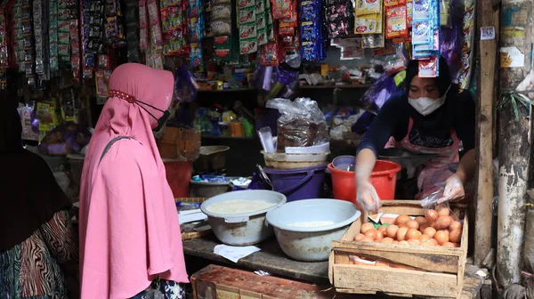Sprzedawcy Kupujący Tradycyjnych Rynkach Indonezyjskich Pekalongan Indonezja Stycznia 2023 — Zdjęcie stockowe