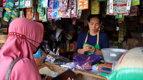 Sprzedawcy Kupujący Tradycyjnych Rynkach Indonezyjskich Pekalongan Indonezja Stycznia 2023 — Zdjęcie stockowe