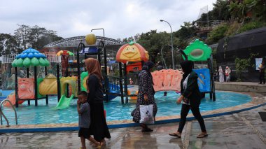 Turistler, 22 Ekim 2022 'de tatillerinin tadını çıkararak su yolculuklarının keyfini çıkarıyorlar.