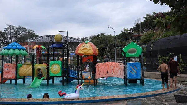 Los Turistas Disfrutan Paseos Agua Disfrutando Alegremente Sus Vacaciones Semarang — Foto de Stock