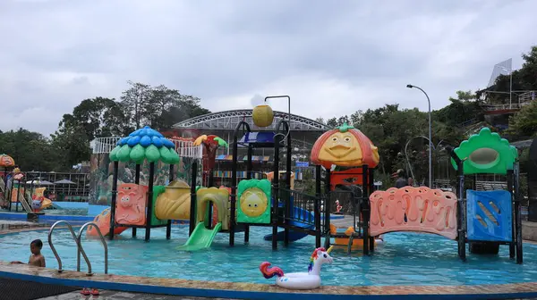 Toeristen Genieten Van Waterattracties Vrolijk Genieten Van Hun Vakantie Semarang — Stockfoto