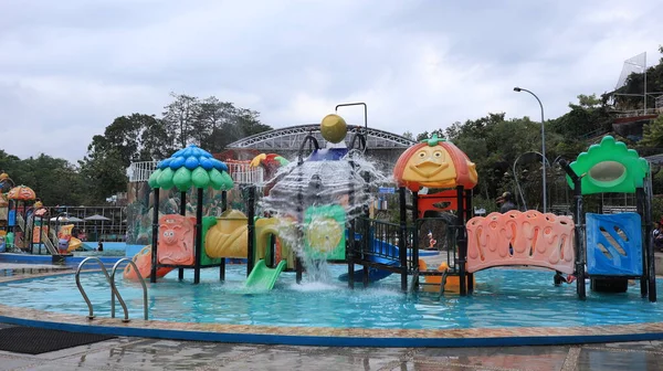 Toeristen Genieten Van Waterattracties Vrolijk Genieten Van Hun Vakantie Semarang — Stockfoto