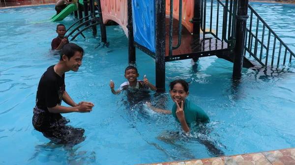 Tourists Enjoy Water Rides Cheerfully Enjoying Holidays Semarang Indonesia October — Stock Photo, Image