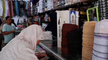 Müslüman ibadeti ve namaz malzemeleri mağazası Pekalongan Endonezya 21 Ocak 2022