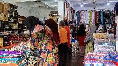 Müslüman ibadeti ve namaz malzemeleri mağazası Pekalongan Endonezya 21 Ocak 2022