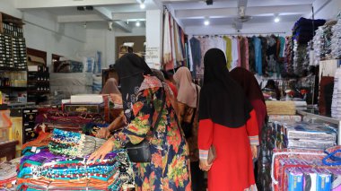 Müslüman ibadeti ve namaz malzemeleri mağazası Pekalongan Endonezya 21 Ocak 2022