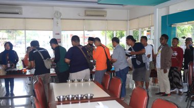 30 Ekim 2022 'de Subang Endonezya yemek için sırada bekleyen restoran ziyaretçileri
