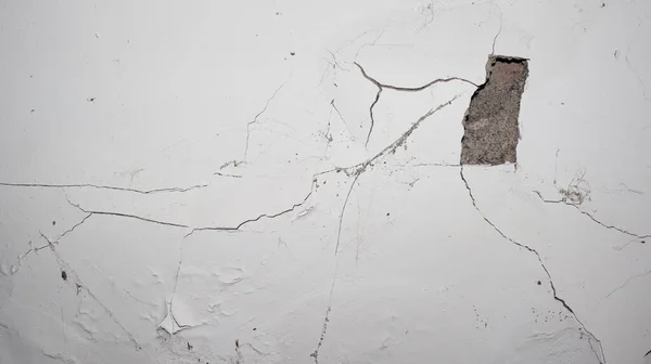 Pęknięta Ściana Betonowa Pokryta Szarą Powierzchnią Cementu Jako Tło — Zdjęcie stockowe