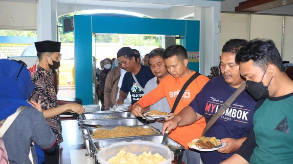 2022年10月30日印度尼西亚苏邦排队吃饭的餐馆游客 — 图库照片