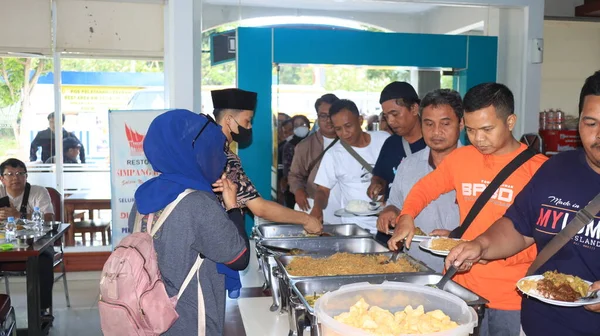 Visitatori Del Ristorante Fila Mangiare Subang Indonesia Ottobre 2022 — Foto Stock