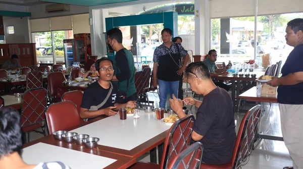 Restaurantbesucher Stehen Schlange Subang Indonesia Oktober 2022 Essen — Stockfoto