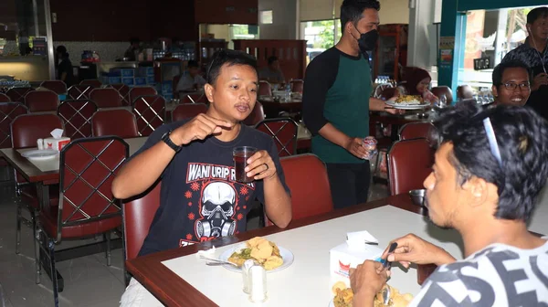 Επισκέπτες Του Εστιατορίου Περιμένουν Στην Ουρά Για Φάνε Subang Ινδονησία — Φωτογραφία Αρχείου