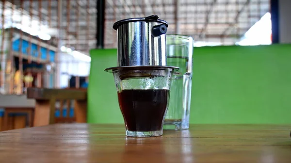 Varmt Kaffe Droppar Vietnamesisk Stil Varmt Kaffe Ett Träbord Royaltyfria Stockfoton