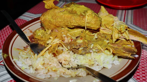 Σάλτσα Κοτόπουλο Κάρυ Σερβίρεται Ρύζι Πρόσθια Όψη — Φωτογραφία Αρχείου