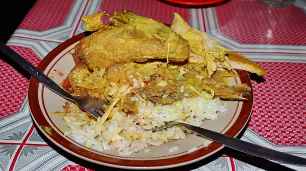 チキンカレーソース ご飯と一緒に 正面図 — ストック写真