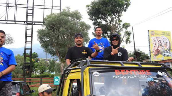 Buoni Amici Turisti Che Fanno Escursione Auto Jeep Convertibile Solo — Foto Stock